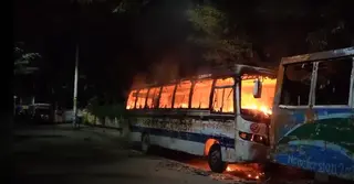 মিরপুরে দাঁড়িয়ে থাকা বাসে দুর্বৃত্তের আগুন